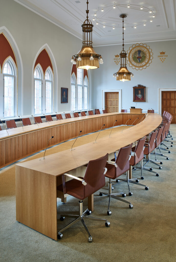 Vejle byrådssal - massiv egetræ - snedkerprojekt