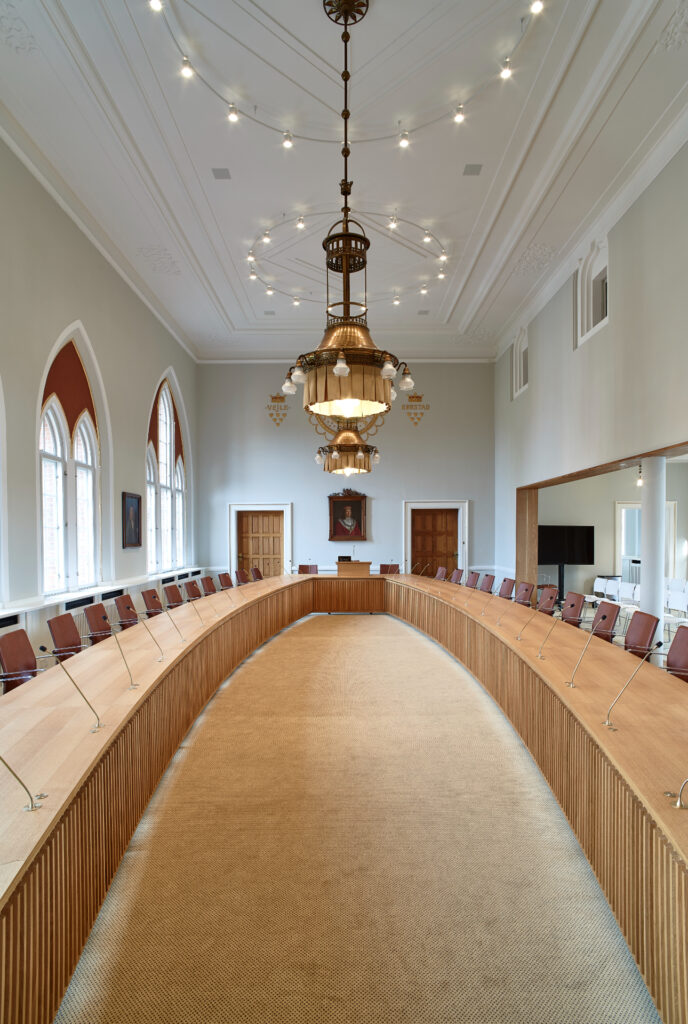 Specialdesignet byrådsbord i eg med plads til 33 medlemmer – Vejle Kommune