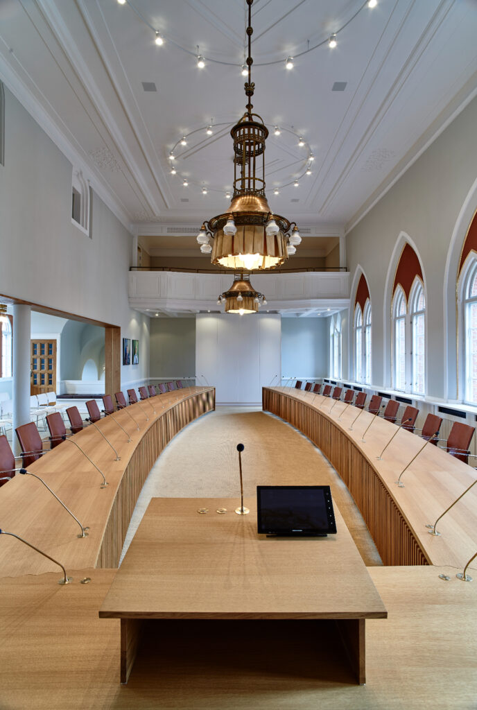 Vejle byrådssal - massiv egetræ - snedkerprojekt