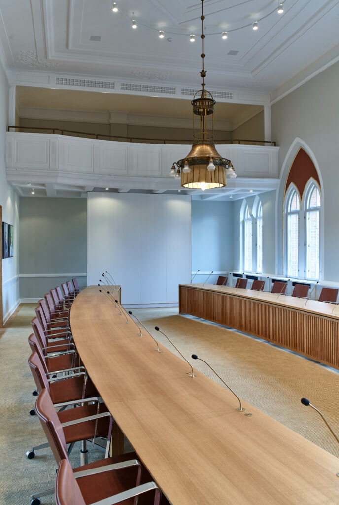 Vejle byrådssal - massiv egetræ - snedkerprojekt