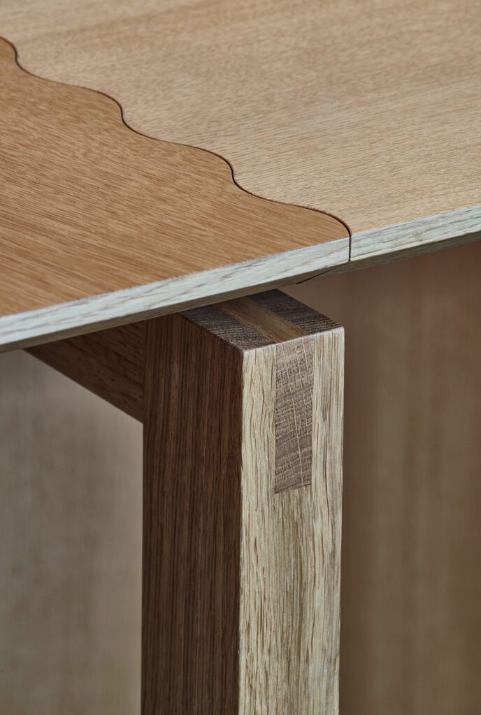 Samling mellem sektioner formet som bølger, inspireret af Vejle Kommunes byvåben