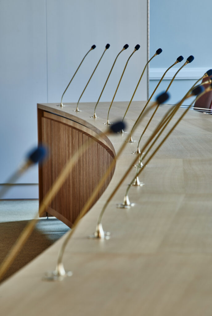 Mikrofon og USB-stik integreret i bordplade – moderne funktion i klassisk snedkerbord