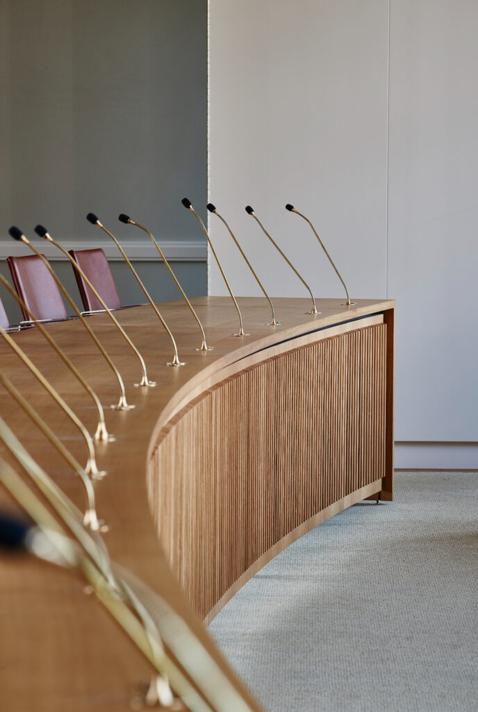 Front på byrådsbord med svævende udtryk og vertikale affasede lister – Tobleroneformet profil