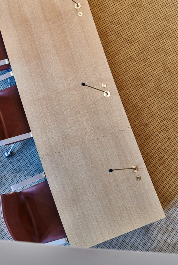 Mikrofon og USB-stik integreret i bordplade – moderne funktion i klassisk snedkerbord