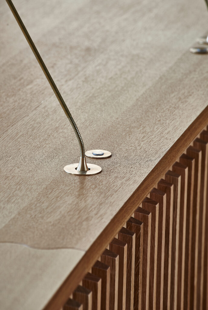 Mikrofon og USB-stik integreret i bordplade – moderne funktion i klassisk snedkerbord