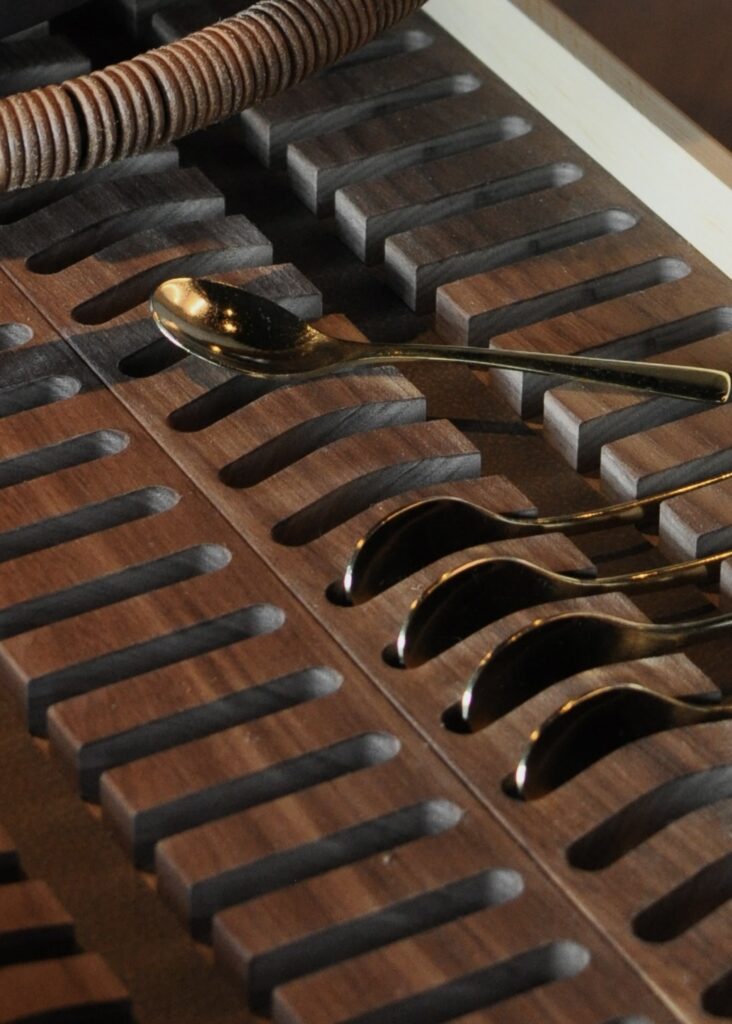 Skuffe i rød elletræ med speciallavet inddeling til service – snedkerarbejde for Frederikshøj