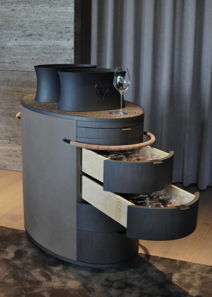 Champagnetrolley i mørk valnød og læder med håndlavede skuffer og glasindsatse – Frederikshøj, Aarhus