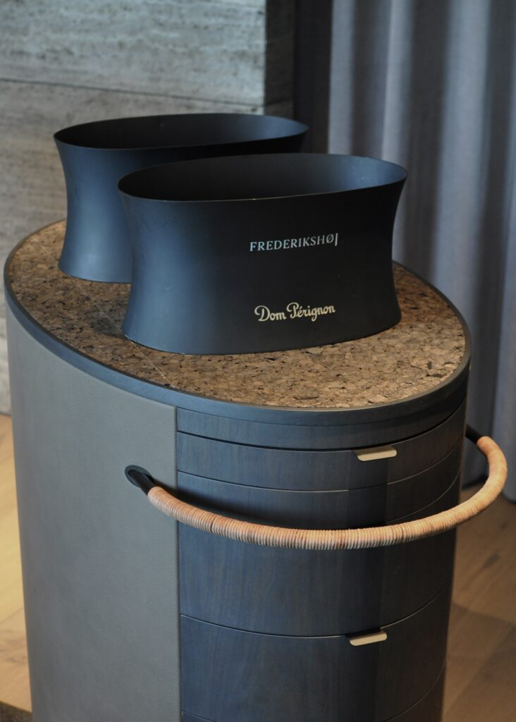 Champagnetrolley i mørk valnød og læder med håndlavede skuffer og glasindsatse – Frederikshøj, Aarhus