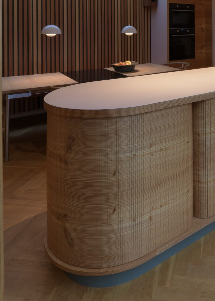 Bordplade i rosa linoleum i farven "Powder" – kombineret med douglas fronter i køkken