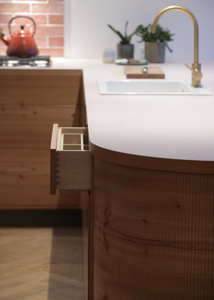 Skuffesektioner med douglasfinér indvendigt – udført med finér fra samme stamme for et ensartet udtryk