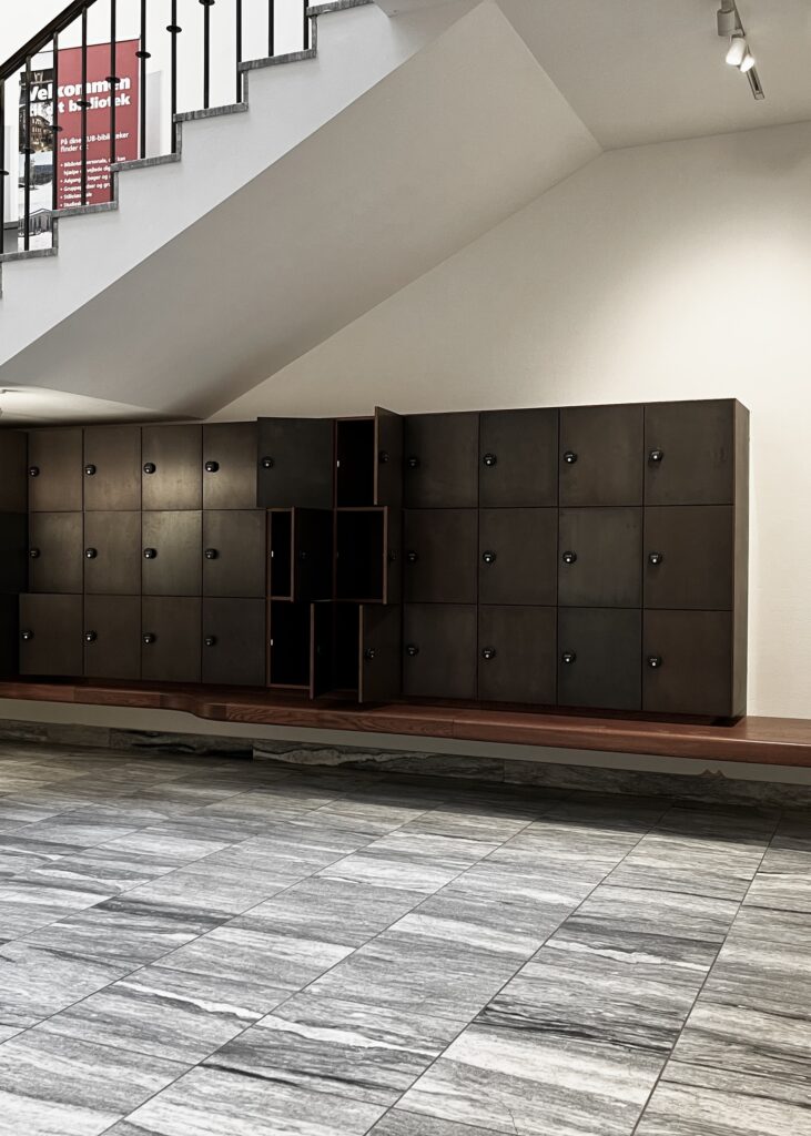 københavn universitetsbibliotek - Lockers og bænk i foyeren