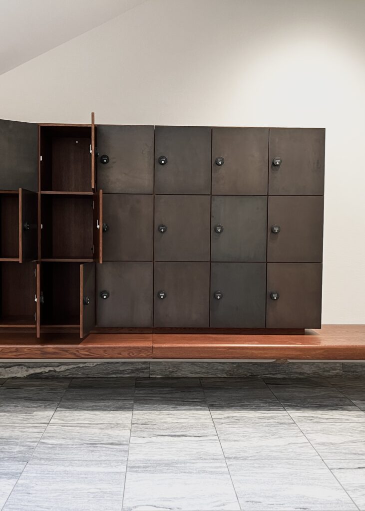 københavn universitetsbibliotek - Lockers og bænk i foyeren