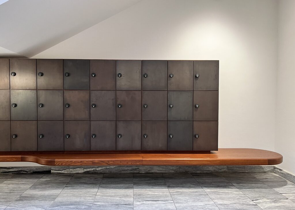 københavn universitetsbibliotek - Lockers og bænk i foyeren