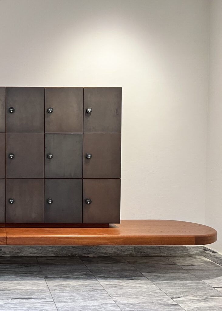 københavn universitetsbibliotek - Lockers og bænk i foyeren