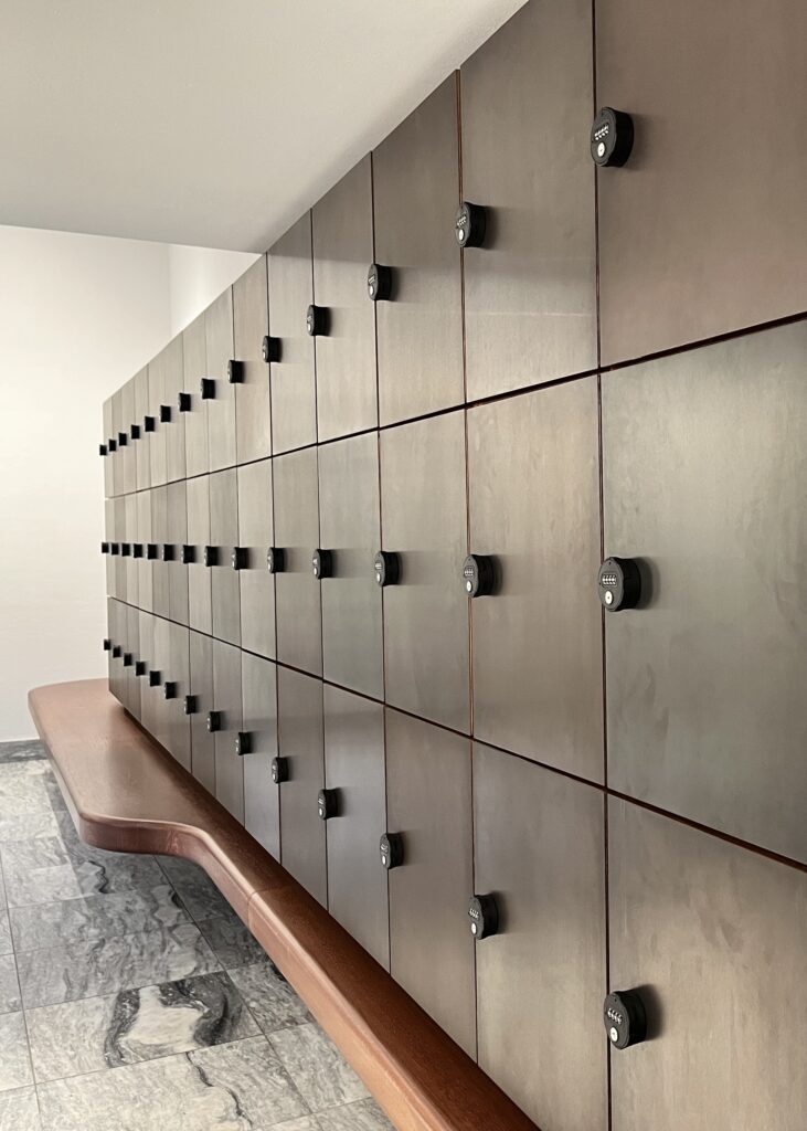 københavn universitetsbibliotek - Lockers og bænk i foyeren