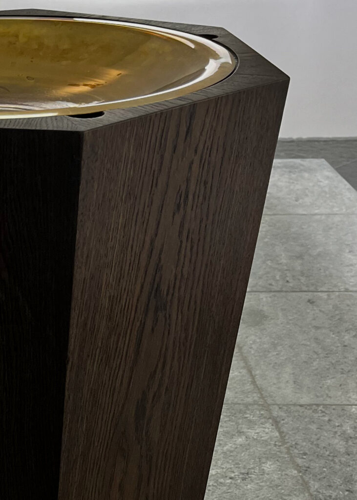 Syvkantet døbefont i røget eg med indfældet messingfad og graveret Nådeskors af Ingvar Cronhammer