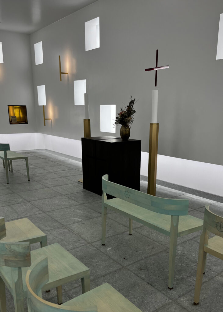 Alter og døbefont i kirkerum på Skejby Hospital – udført i specialfremstillet sandwichmateriale med røget eg