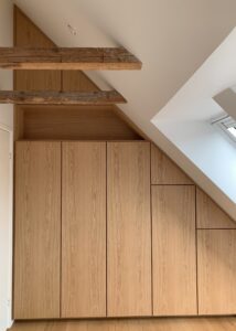 Indbygget garderobe i egetræ i a-hus – snedkerarbejde af Kjeldtoft