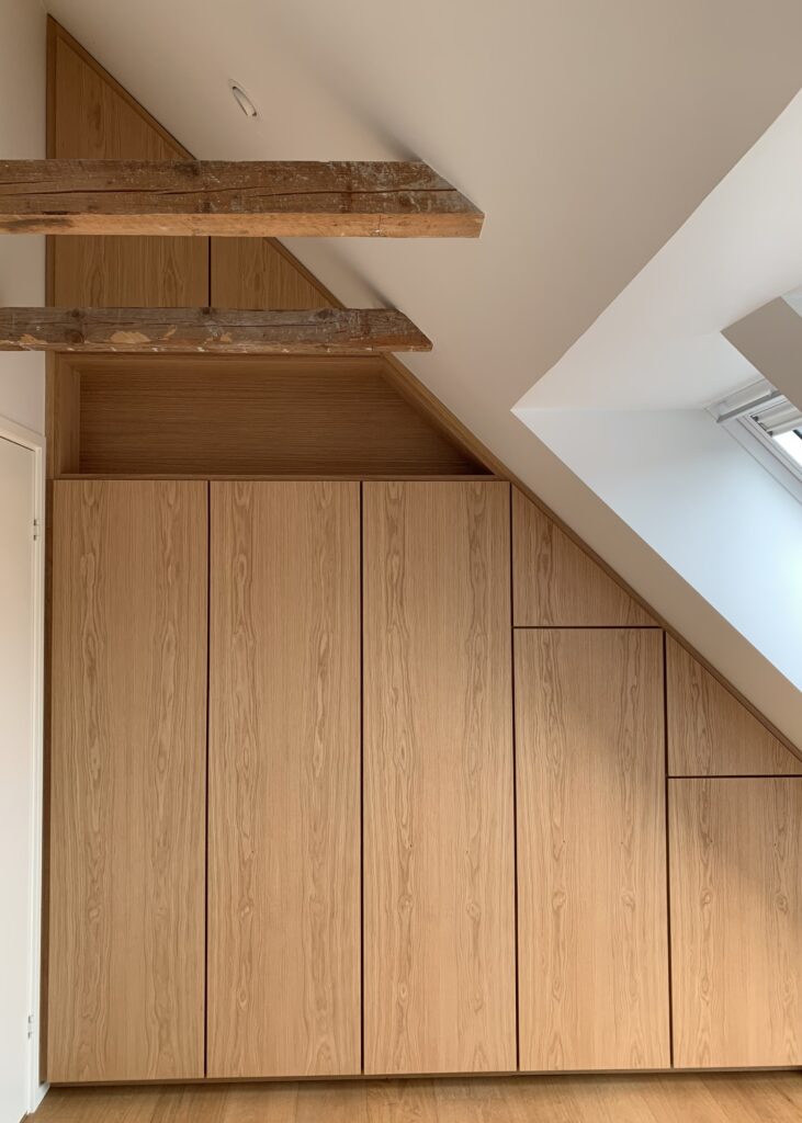 Garderobeskabet på børneværelset med indbygget hylde