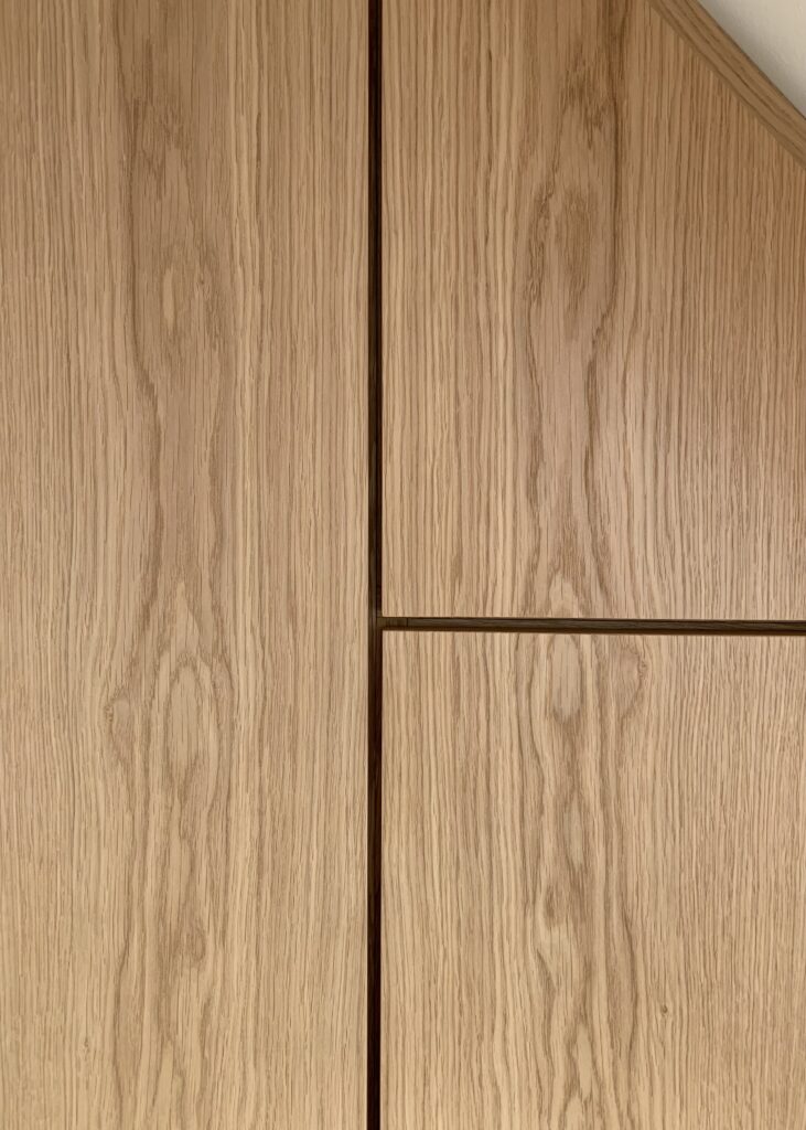 På alle fronter fortsætter træets årertegninger mellem garderobens låger