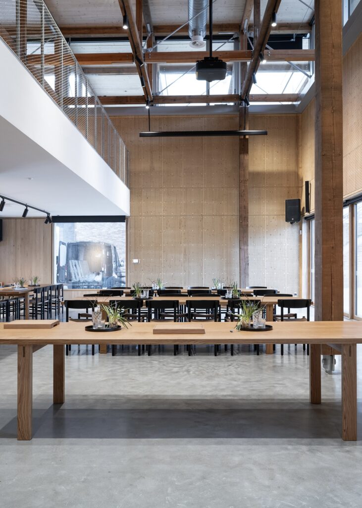 Massive plankeborde i eg til Håndværkerkollegiet i Horsens – snedkerhåndværk med tap-samlinger