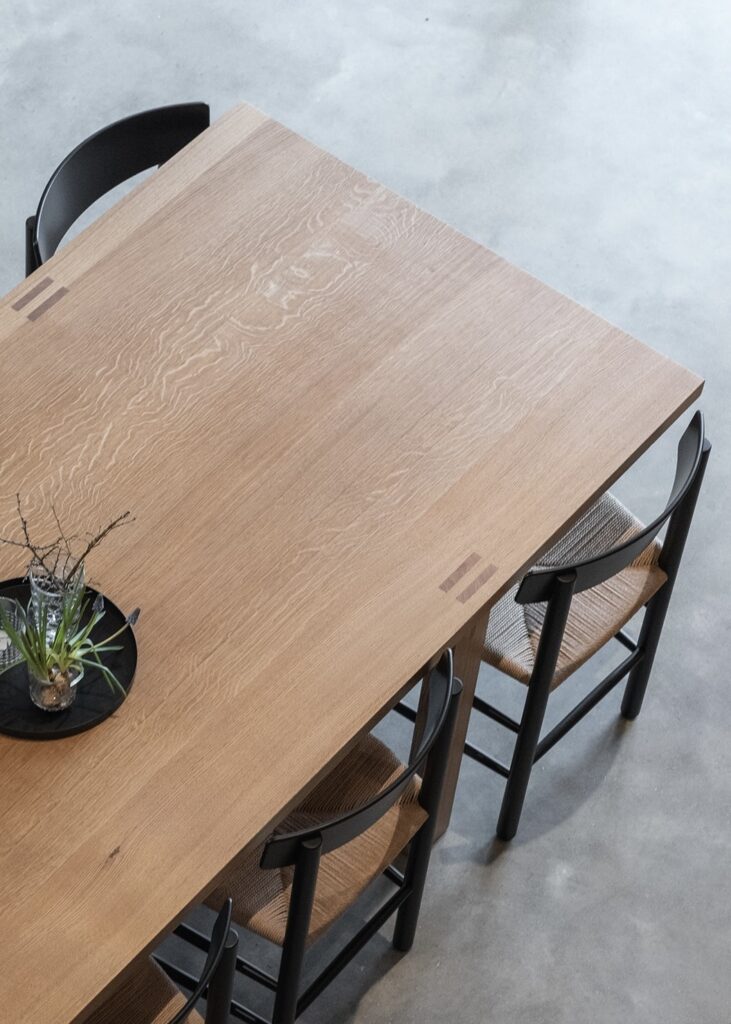 Massive plankeborde i eg til Håndværkerkollegiet i Horsens – snedkerhåndværk med tap-samlinger