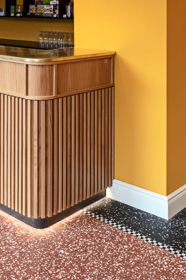 Hovedbar i eg med messingtop og baldakin – skræddersyet til Viborg Teaters foyer