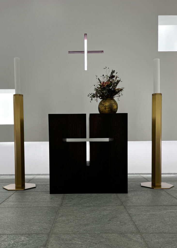 Alter og døbefont i kirkerum på Skejby Hospital – udført i specialfremstillet sandwichmateriale med røget eg