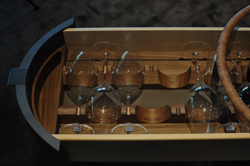 Champagnetrolley i mørk valnød og læder med håndlavede skuffer og glasindsatse – Frederikshøj, Aarhus