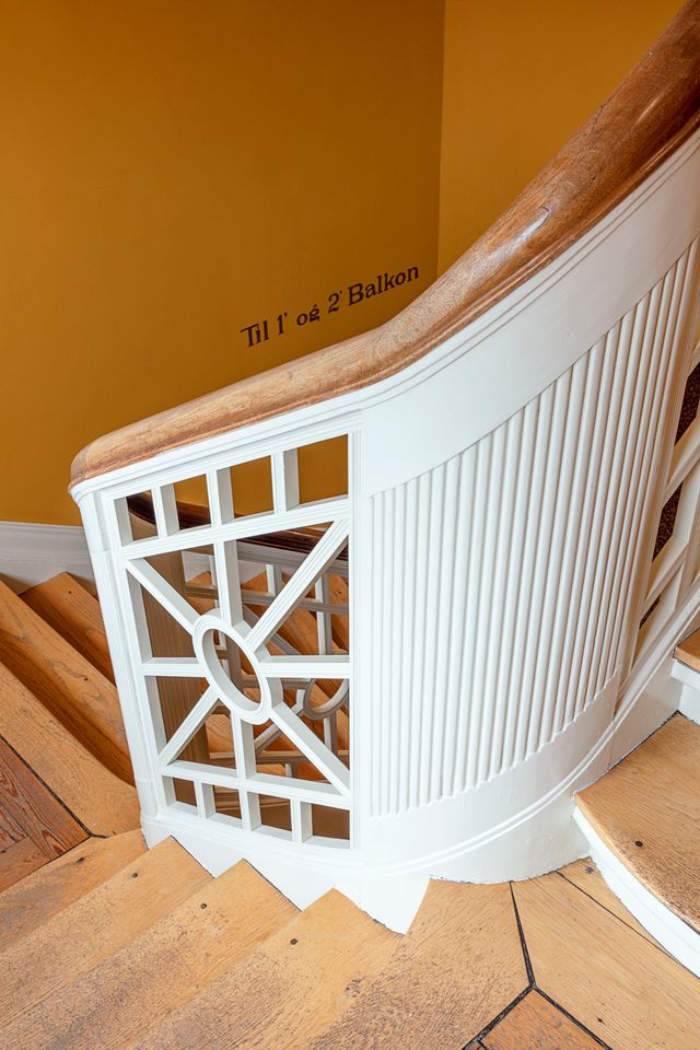 Rekonstrueret trappeværn i træ med originale detaljer fra 1909 – Viborg Teater, renoveret af Kjeldtoft Møbelsnedkeri