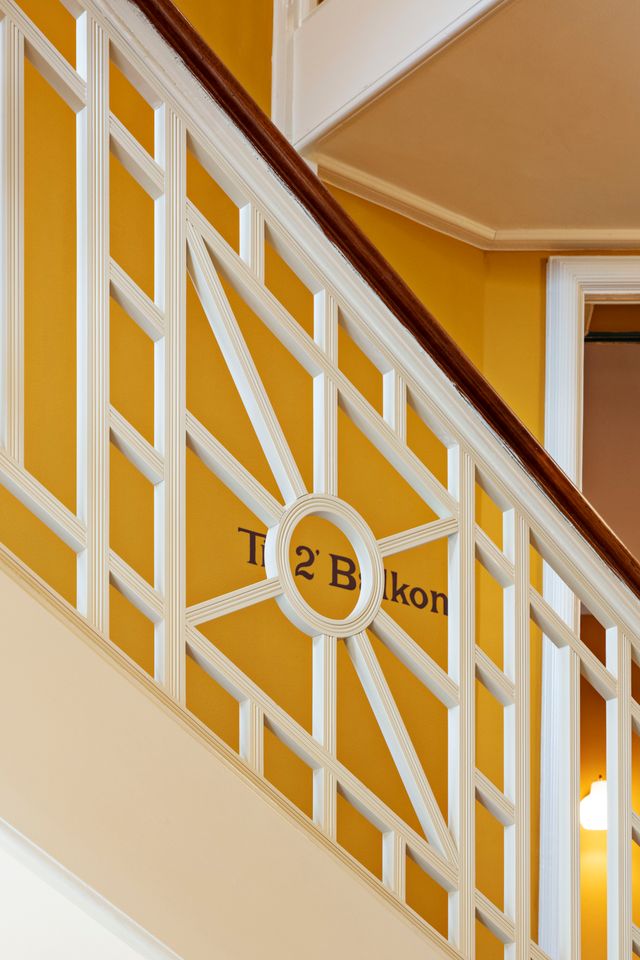 Rekonstrueret trappeværn i træ med originale detaljer fra 1909 – Viborg Teater, renoveret af Kjeldtoft Møbelsnedkeri