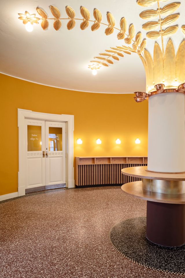 Buede radiatorskjulere i eg, tilpasset væggens runding – snedkerløsning i teaterets foyer