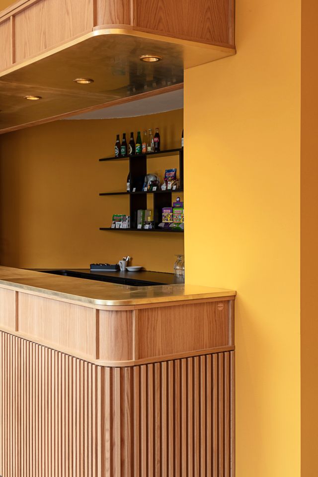 Hovedbar i eg med messingtop og baldakin – skræddersyet til Viborg Teaters foyer