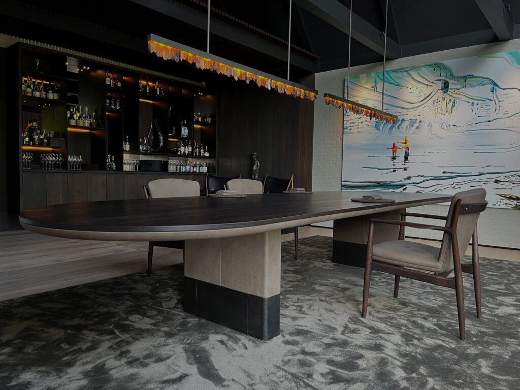 Stort snedkerlavet spisebord i valnød til Frederikshøjs Private Dining-rum – udført i samarbejde med AP Polstring