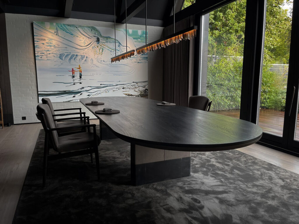 Stort snedkerlavet spisebord i valnød til Frederikshøjs Private Dining-rum – udført i samarbejde med AP Polstring