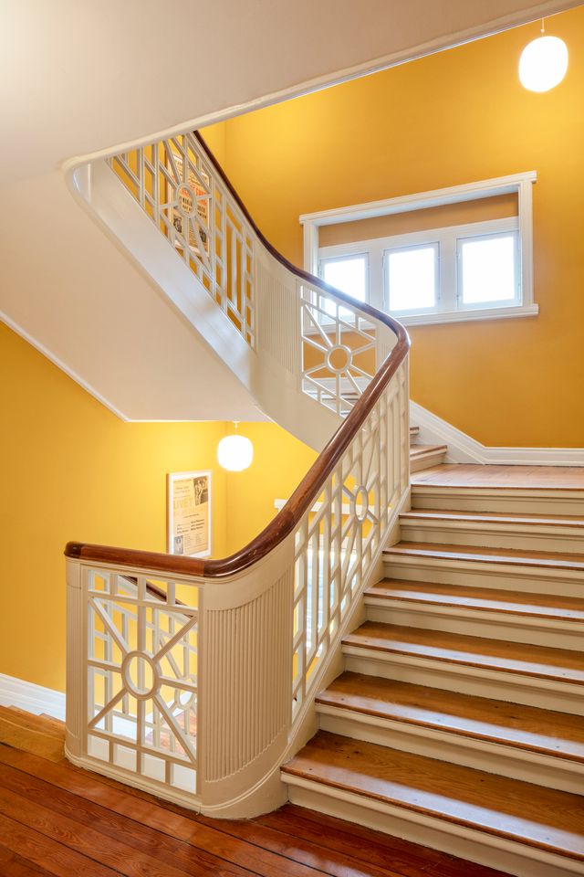 Gennem nænsomt snedkerarbejde er trappen nu genskabt med respekt for det originale håndværk