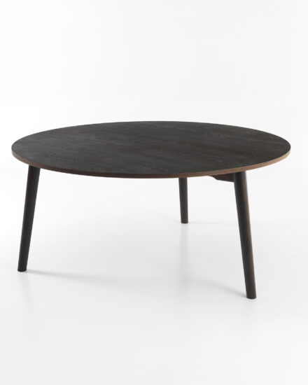 rundt bord i røget egetræ